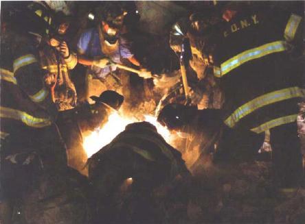 Des pompiers regardant par un trou du métal en fusion ? Non, regardant à la lumière d'une lampe.