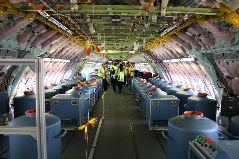 Avion rempli de barils... d'eau, pour simuler le poids des passagers