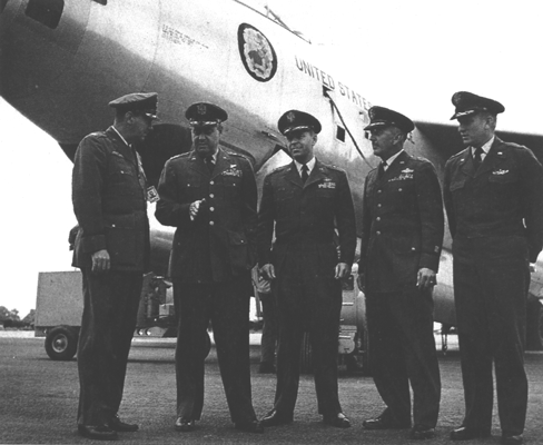 De gauche à droite : McCoy, LeMay, Selser, Mooney et Tarter, devant un B-47 du 306ᵉ Bomb Wing, à la base de      Fairford (Angleterre) s1USAF