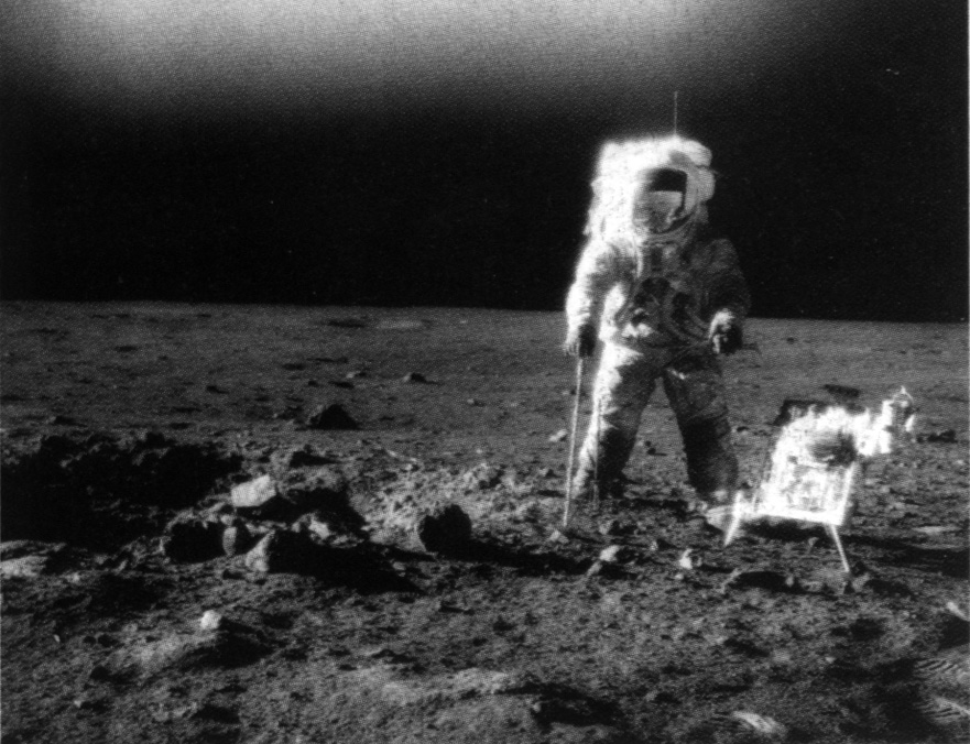 Eclair lumineux au-dessus d'un astronaute d'Apollo 12