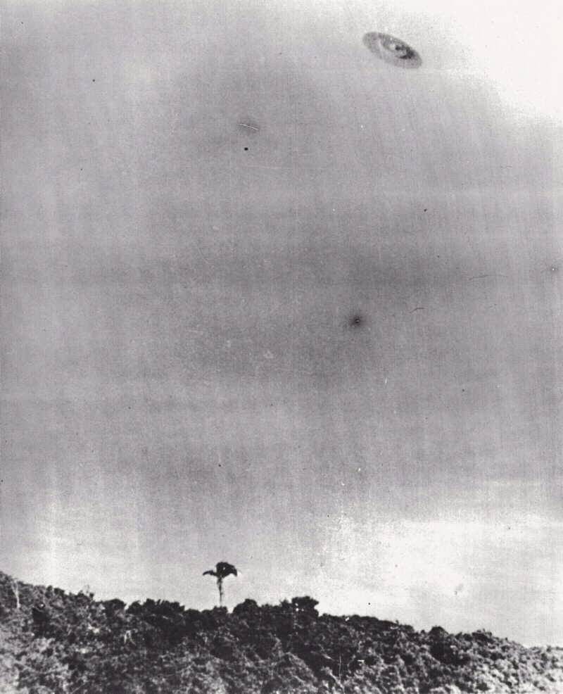 La 4ᵉ photo de Barra da Tijuca photo. Les arbres semblent éclairé de la droite, alors que l'ovni est      éclairé de la gauche s2APRO.