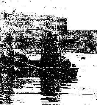 Mettre fin au suspense - Des chercheurs tiennent la lanterne après qu'elle ait été tirée de l'étang derrière le Parc Russel de Carbondale lundi après-midi. Tenant la lampe, Jerome Gillott. Les autres dans le bateau sont les patrouilleurs de Carbondale Mark Trella, left et John Barbaro. 