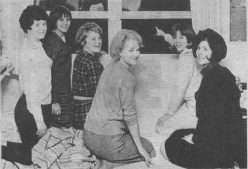 Des camarades du College de Hillsdale faisant partie des 87 femmes étudiantes qui observèrent un ovni flottant dans le ciel nocturne du Michigan pendant plusieurs heures