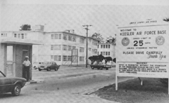 Entrée de la base de Keesler qui redirigea les témoins vers la police