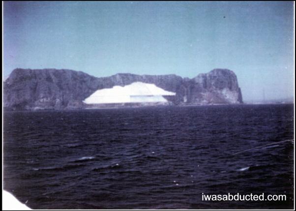 Un autre étrange nuage ou iceberg    semblant flotter au-dessus de l'eau ?