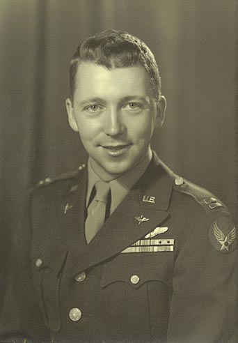 Stevens en 1944 à Mobile (Alabama) avant d'aller dans en guerre dans le Pacifique