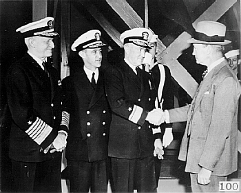 Le secrétaire de la Navy James Forrestal félicite l'amiral Byrd à son arrivée à Washington le 14 Avril 1947. A gauche l'amiral Nimitz et le contre-amiral  Cruzen