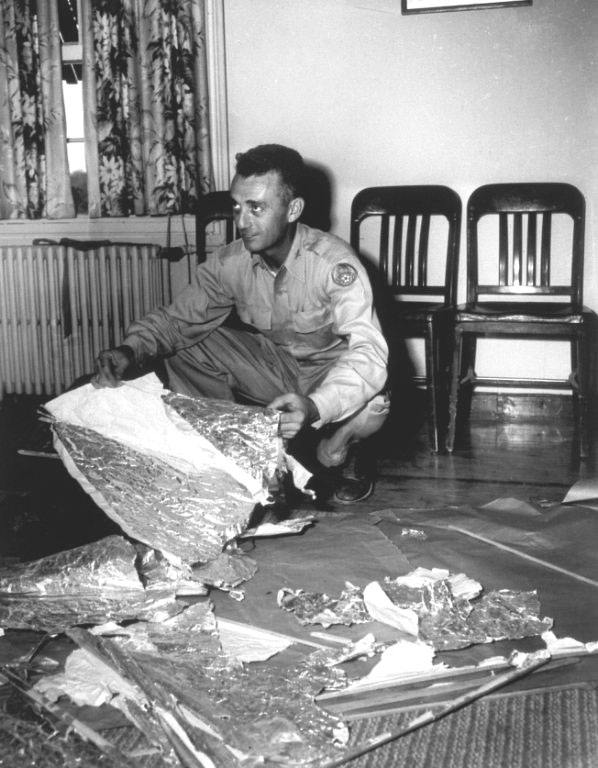 Marcel montrant dans le bureau de Ramey les débris de      ballon comme étant ceux récupérés sur le site du crash de Roswell s3James Bond Johnson