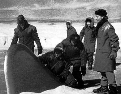 Des scientifiques découvrant la soucoupe volante de James Arness enfoncée dans la glace arctique, dans la production de 1951 The Thing from Another World