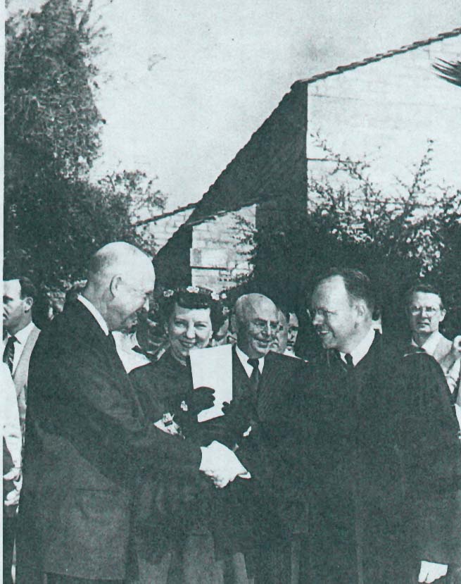 Eisenhower réapparait le lendemain matin à l'église