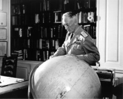 Byrd en 1955, préparant sa 5ème expédition 'Deep Freeze'