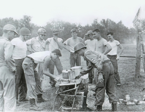 David Ferrie qui
  sera accusé d'avoir fomenté l'assassinat avec Oswald (à l'extrême-droite), ici en 1955 lors d'un pique-nique
  des cadets de la CAP