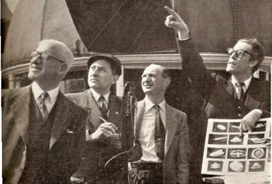 M. Brett (venu spécialement d'Irlande), Ronald Russel et son détecteur d'ovni, Bernard Finch et Desmond Leslie à l'observatoire Hampstead de Londres le 30