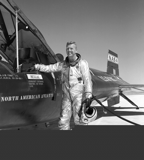 Walker 1961, devant le prototype n° 2 de X-15s1 "X-15 #2 with test pilot Joe Walker", NASA photo E-6682