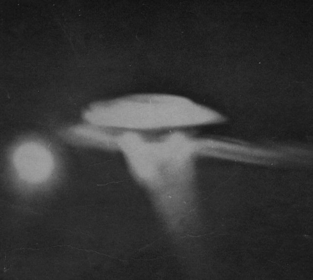 1ʳᵉ photo de Lucci. Des étoiles sont visibles, indiquant que la brume était mince. Sous la soucoupe,      ce que les Lucci décriront comme une brume visible lors de l'observation.