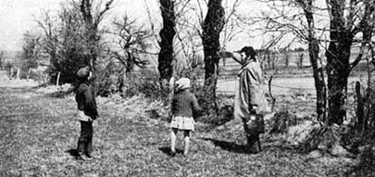 Claude Pavy enquêtant pour le GEPA lors de l'hiver 1967, avec les enfants sur les lieux de l'observation