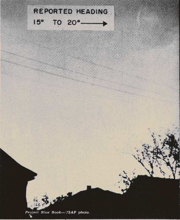 Ira E. Maxey de Fort Worth (Texas) a soumis cette photo à l'Air Force en tant qu'ovni.    Pris le dimanche 9 avril 1950, l'objet courbe au-dessus des lignes électriques avait une direction signalée de    15-20°. Evaluation de l'Air Force : éboutissure sur le negatif s7Projet Blue Book - USAF.