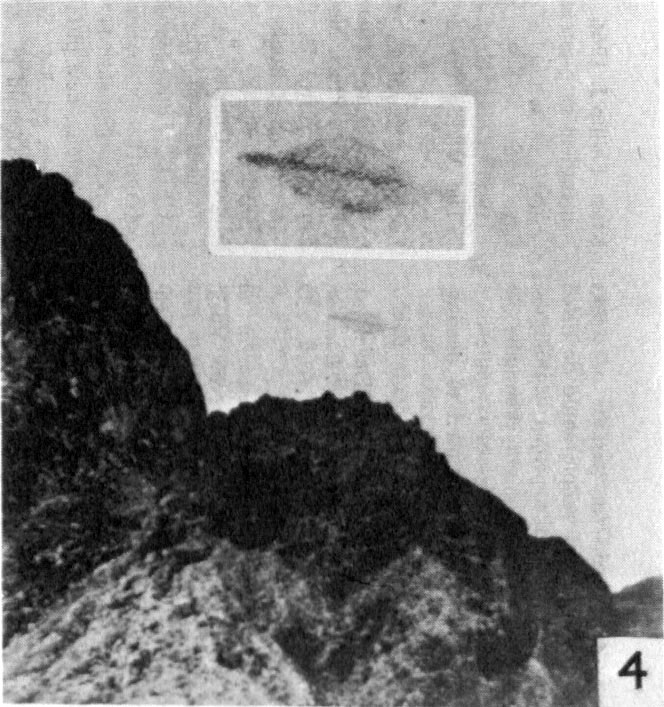 Fig. 4. Photo de l'Ile de Trinidade - La 3ᵉ (et meilleure) photographie d'un ovni pris par Almiro Barauna le jeudi 16, près de l'île de Trindade. Cet insert est un        agrandissement de l'object au point de l'évidence du grain dans le développement. Fourni par l'Aerial Phenomena Research Organization.