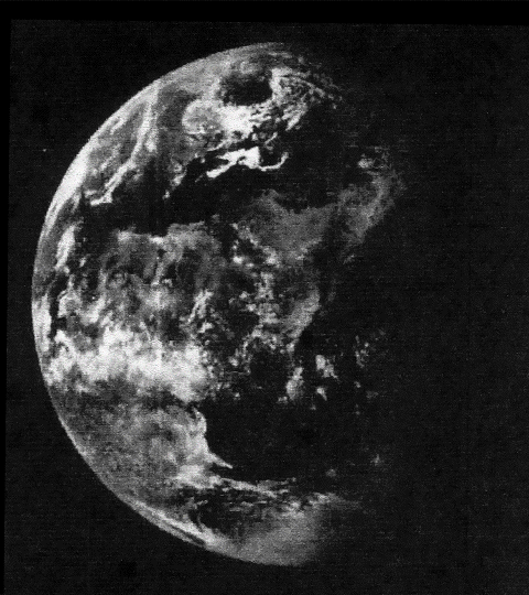 Un trou dans la Terre ? Moins évident sur la photo d'origine en couleur,        surtout si l'on réalise qu'il se trouverait en Russie ! s11Admin : "Le      mythe des ouvertures polaires", Lumière du Réel