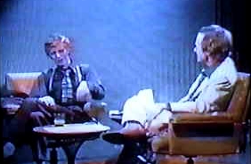 Bowie mimant le décollage vertical d'une soucoupe volante dans l'émission télévisée Wide World Of Entertainment de Dick Cavett en Décembre 1974