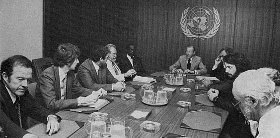 Réunion le 14 Juillet 1978 avec de gauche à droite : Gordon Cooper, Jacques Vallée, Claude Poher, J. Allen Hynek, Eric Gairy, Kurt Waldheim, Morton Gleisner, Lee Spiegel, Leonard Stringfield, David Saunders