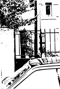 Entrée et allée d'accès à la maison de M. témoin
