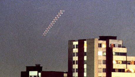 "ovni" observé le 5 novembre 1990 depuis      Gennevilliers s1Paris Match. Il sera par la suite      diagnostiqué comme le vol d'un avion sur un long temps de pose (10 s ou 30      s ?). Les feux permanents tracent des lignes, et les feux clignotants des points à intervalles réguliers.