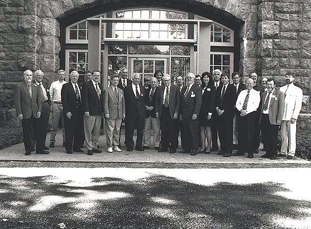 De gauche à droite : T. Holzer, V. Eshleman, Mark Rodeghier, John F. Schuessler, H. Melosh, J. Jokipii, H. Puthoff, D. Pritchard, Peter Andrew Sturrock,    C. Tolbert, François Louange, Laurance Rockefeller, Jean-Jacques Vélasco, Illobrand VonLudwiger, H. Diamond, M.    Sims, Jacques Vallée, Bernard Haisch, Bernard Veyret,    Richard F. Haines, Michael D. Swords, J. Papike, G. Reitz,    Erling P. Strand