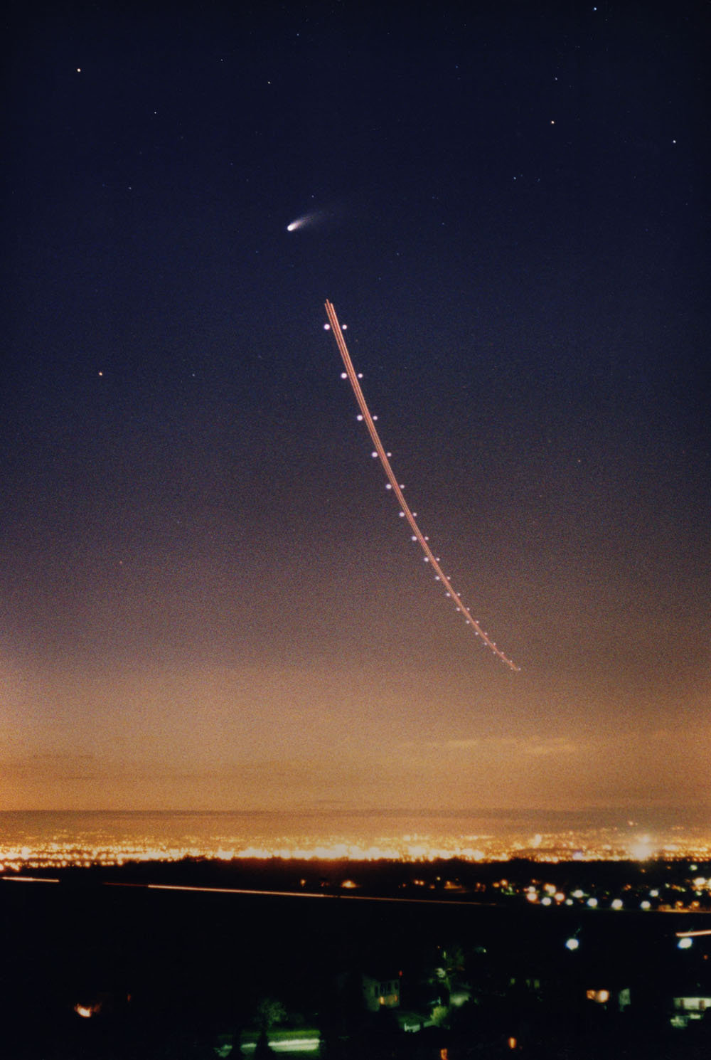 La comète Hale-Bopp, photographiée 1997, au-dessus d'un avion en déplacement, avec un long      temps de pose s2Comètes, Longevue (Club d'astronomie)