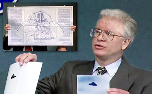 McCandlish montrant des photos de soucoupes et le plan qu'il en a fait