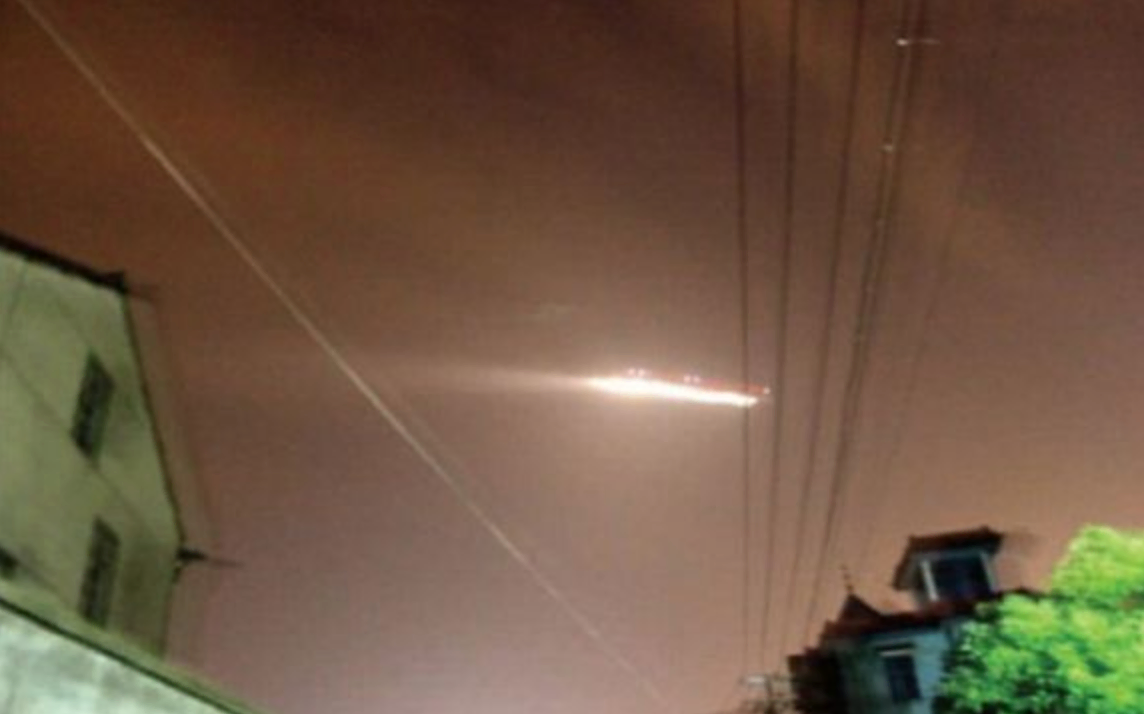 Une autre photo présentée comme le phénomène de Hangzhou, qui est plus certainement un avion photographié sur un long temps de pose            s5"Xiaoshan Airport, Hangzhou,              China, July 7, 2010", Engima, 2023-05-02