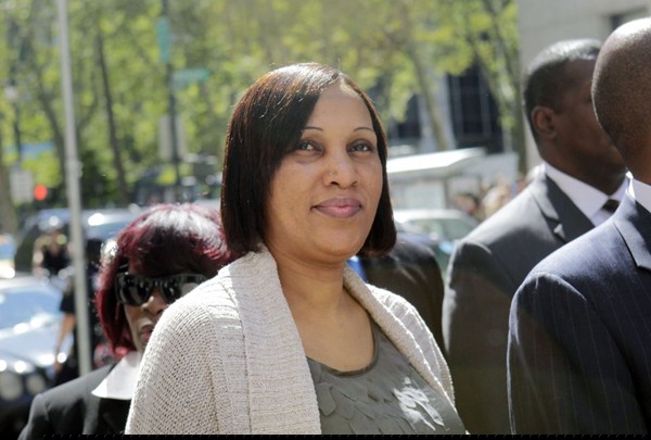 Diallo quittant un bâtiment d'état le 22 août