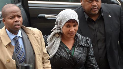 Diallo arrivant au tribunal avec son avocat le jour de la signature de l'accord